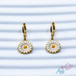 گوشواره حلقه‌ای گل بابونه طلایی - Image 2