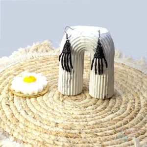 گوشواره مدل دست اسکلت مشکی