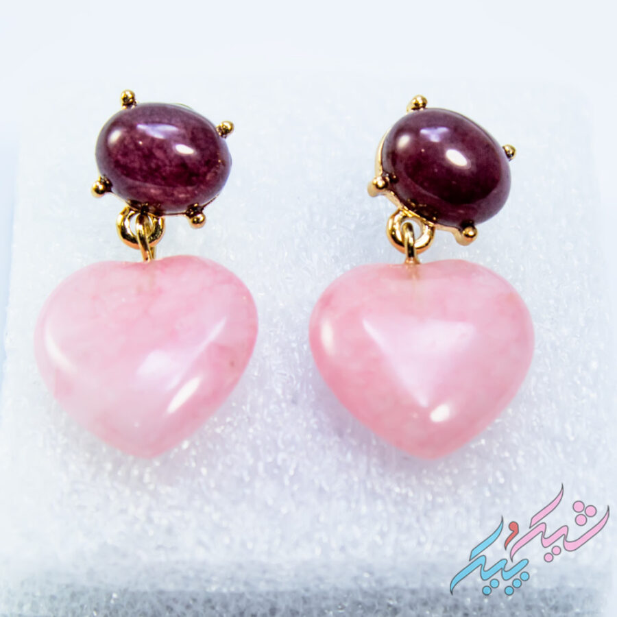 b9b5ca7355fd82d10026414aa4298b3f.jpg گوشواره میخی سنگ رز کوارتز قلبی به همراه یاقوت قرمز - تصویر 1