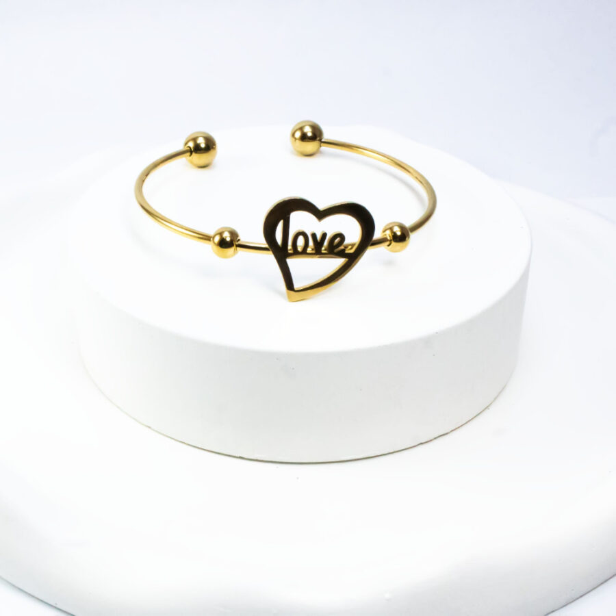 cf3436401884a50843969043d5717856.jpg دستبند بنگل طلایی با طرح قلب و نوشته LOVE - تصویر 1