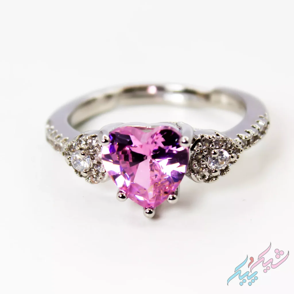 نگشتر با طراحی قلبی و سنگ‌های درخشان