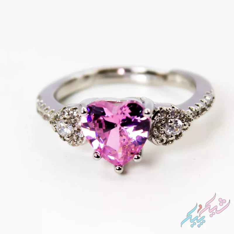 نگشتر با طراحی قلبی و سنگ‌های درخشان