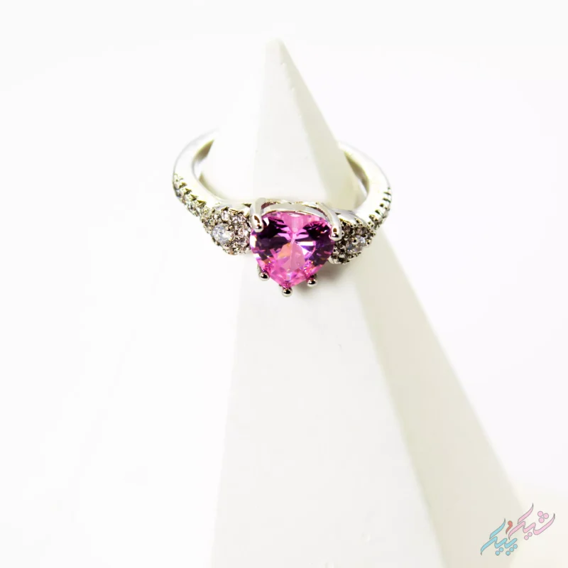 نگشتر با طراحی قلبی و سنگ‌های درخشان