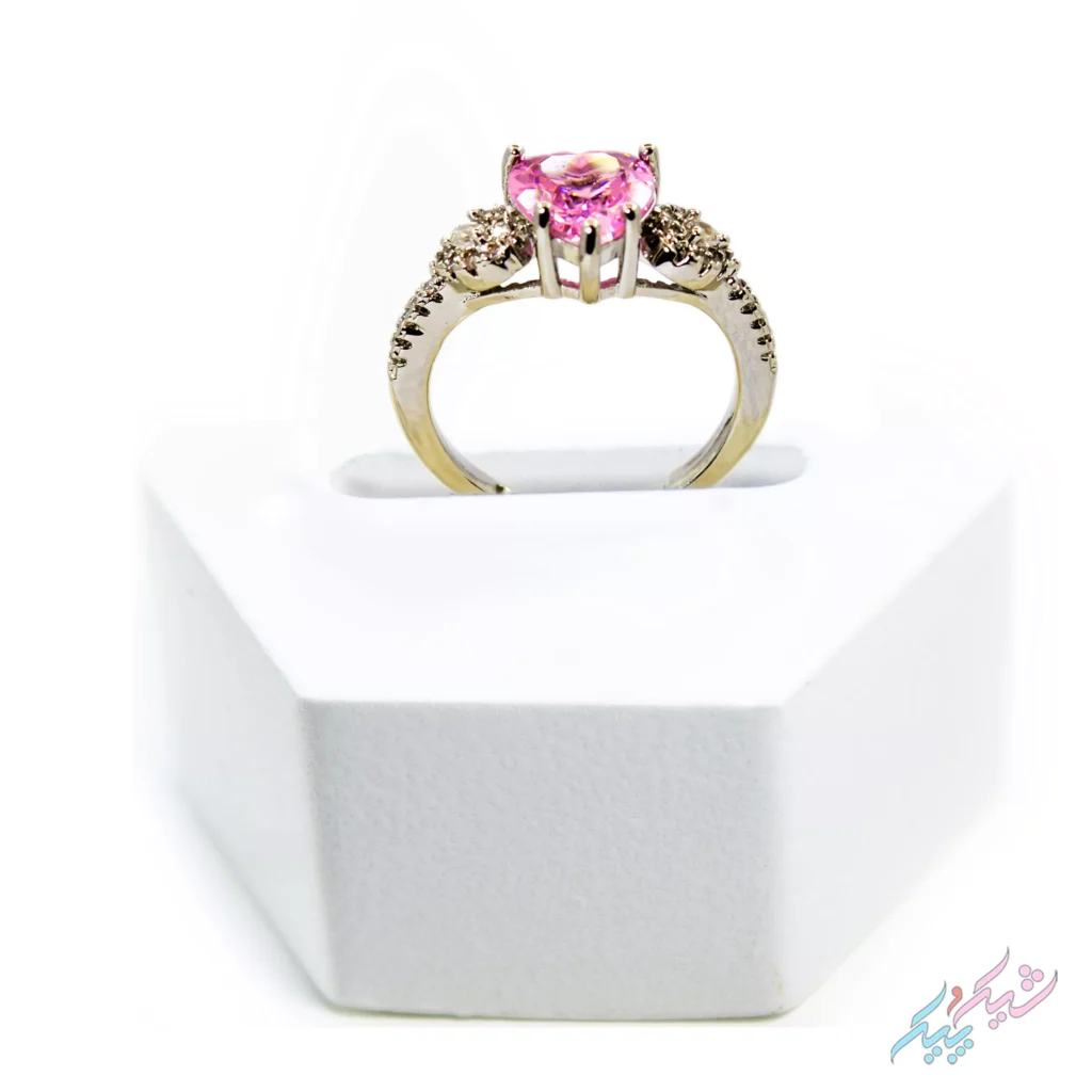 نگشتر با طراحی قلبی و سنگ‌های درخشان