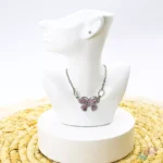 گردنبند پروانه‌ای با نگین‌های صورتی