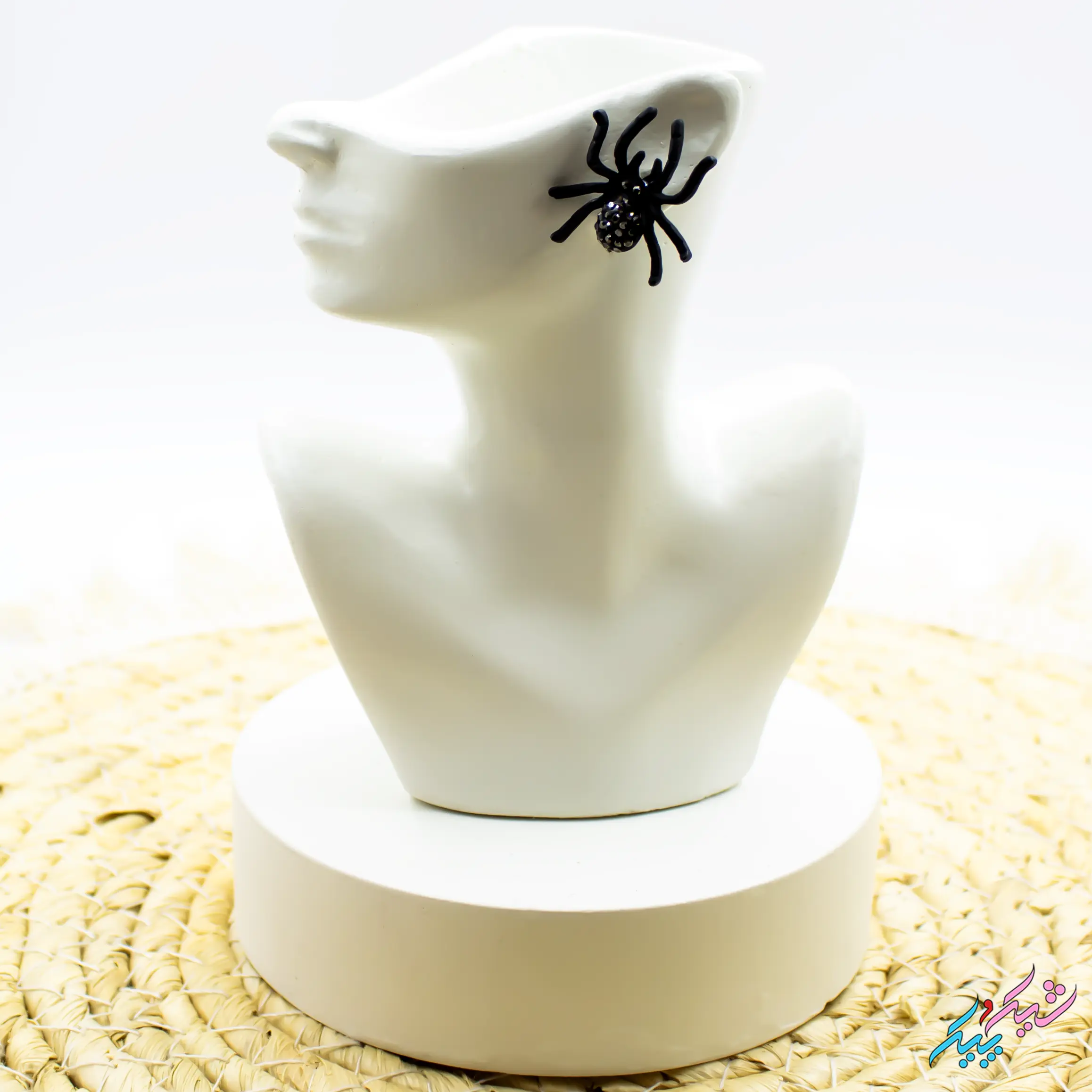 goshvareh-1-1.webp گوشواره طرح عنکبوت برای هالوین