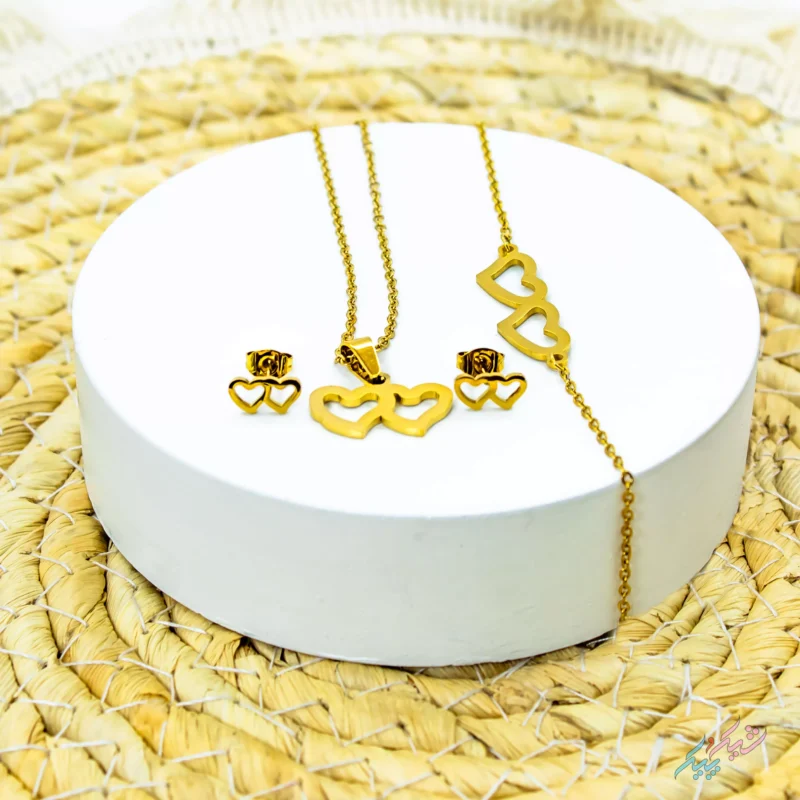 ست گردنبند، گوشواره و دستبند طرح قلب