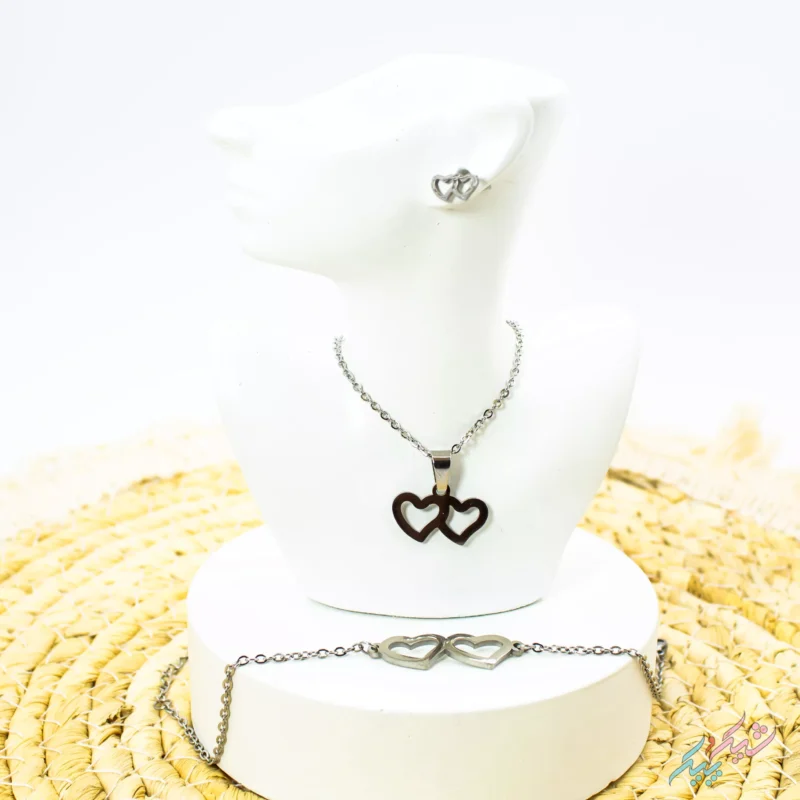 ست گردنبند، گوشواره و دستبند طرح قلب