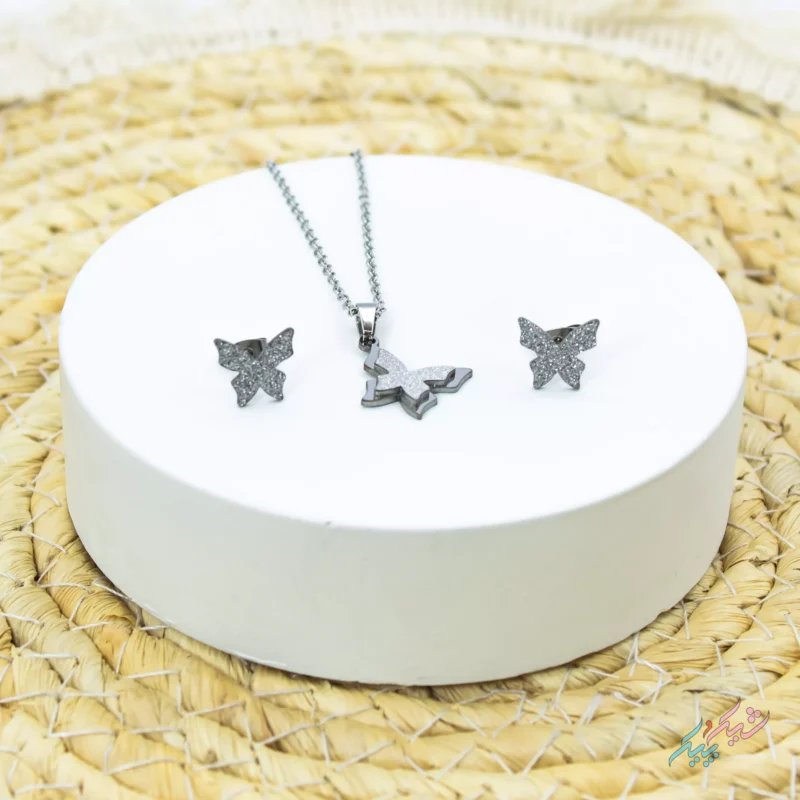 نیم ست گردنبند و گوشواره طرح پروانه