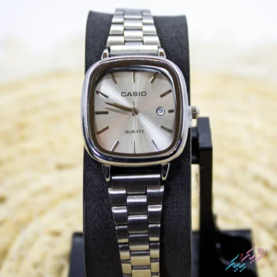 ساعت مچی زنانه طرح کاسیو مدل اولد مانی با صفحه نقره‌ای