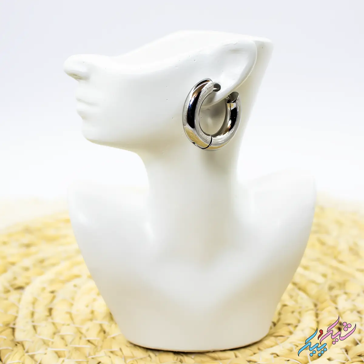 Earrings-20-2.webp گوشواره حلقهای نقرهای برند I AM؛ مدل توپر (Chunky) با قفل اهرمی محکم