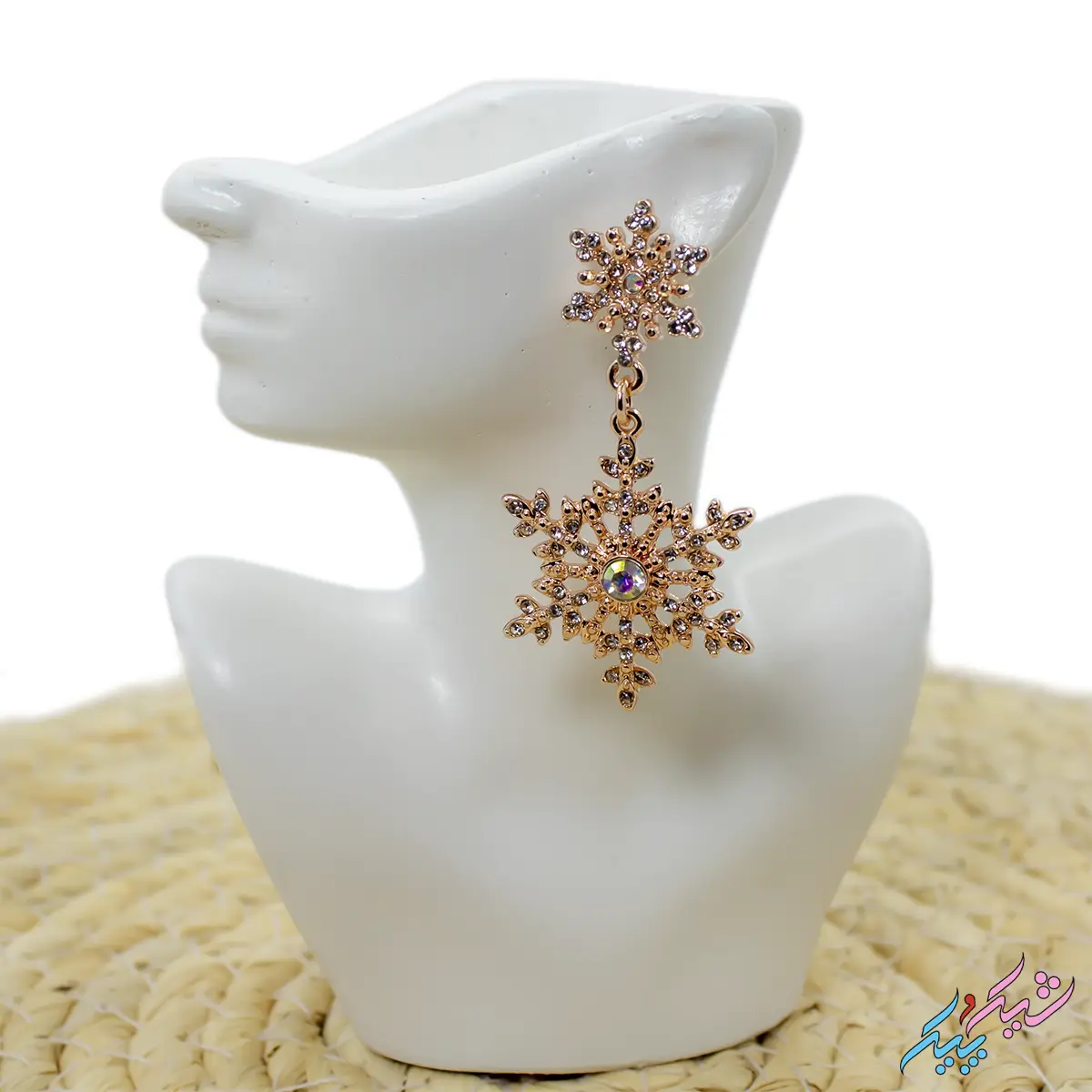 Earrings-29-2.webp گوشواره میخی طرح دانه برف برند I AM؛ مدل طلایی ، نگین دار ظریف و درخشان