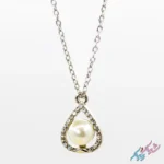 گردنبند مروارید طرح اشک با قاب نگین‌دار؛ درخشان و ظریف