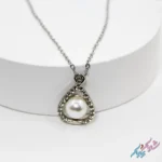 گردنبند مروارید طرح اشک با قاب نگین‌دار؛ درخشان و ظریف