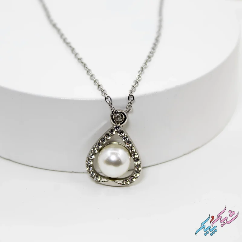 گردنبند مروارید طرح اشک با قاب نگین‌دار؛ درخشان و ظریف