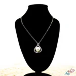 گردنبند مروارید طرح اشک با قاب نگین‌دار؛ درخشان و ظریف