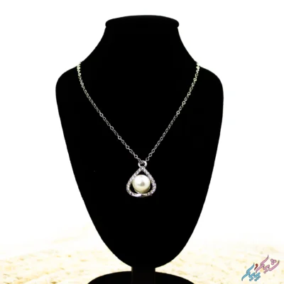 گردنبند مروارید طرح اشک با قاب نگین‌دار؛ درخشان و ظریف